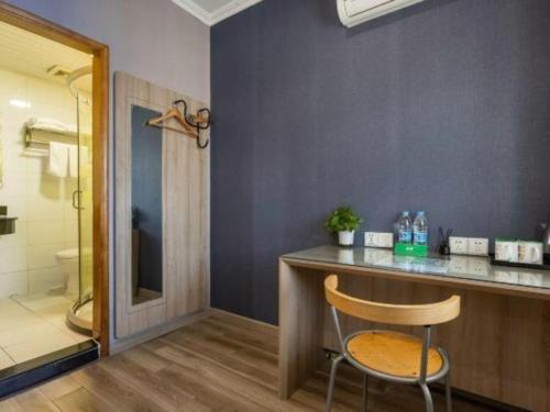 a bathroom with a counter with a chair and a shower at Super 8 Hotel Premier Suzhou Shihu Dong Road Metro Station in Suzhou