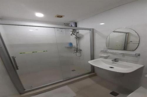 a bathroom with a shower and a sink at OYO 700 Pj Inn Hotel in Angeles