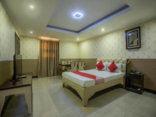a bedroom with a bed and a television in it at OYO 700 Pj Inn Hotel in Angeles