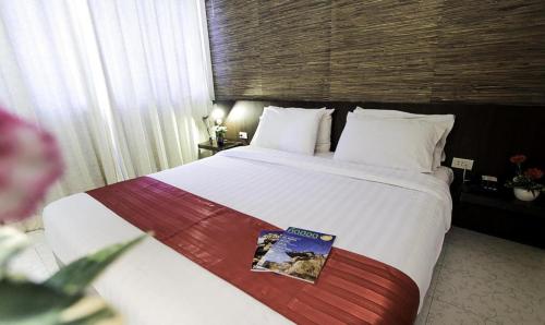 Postel nebo postele na pokoji v ubytování The Ratchathani Hotel