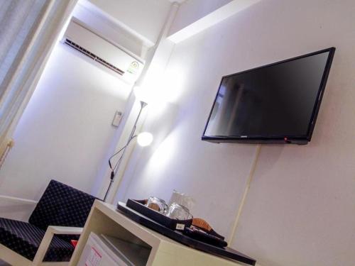 TV a/nebo společenská místnost v ubytování The Ratchathani Hotel