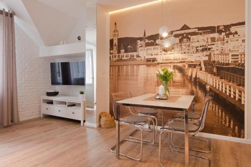 uma sala de jantar com um mural de parede de um rio em Dream Apartments- Sopot Avenue em Sopot