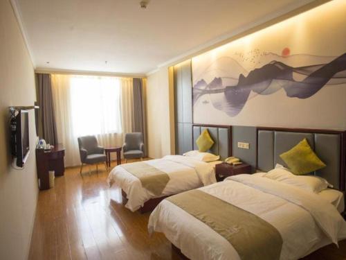 Postel nebo postele na pokoji v ubytování GreenTree Inn Anhui Fuyang Funan East Huaihe Road Express Hotel