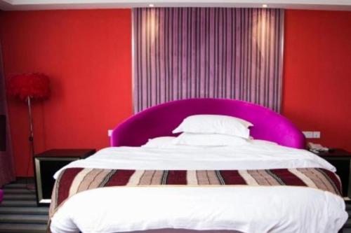 un lit avec une tête de lit violette dans une chambre dans l'établissement Jinjiang Inn Style Wuxi Gonghu Avenue The Mixc, à Wuxi