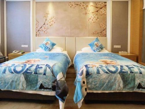 two beds in a hotel room with two at Vienna International Shenzhen Tianan Digital City in Shenzhen