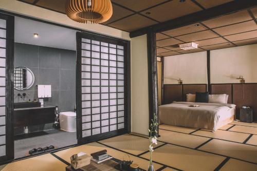 Postel nebo postele na pokoji v ubytování 以山屋舍izan国风禅意庭院 大理龙龛店