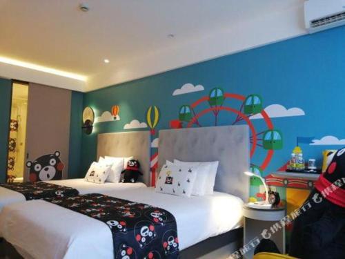 a bedroom with two beds and a blue wall at Magnotel Fuzhou Wuyi Road Sanfangqixiang in Fuzhou