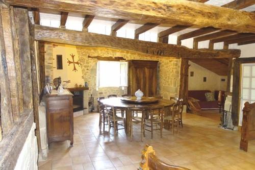 a kitchen and dining room with a table and chairs at Gîte de vincés Lot-et-Garonne situé entre Bordeaux et Toulouse maison rurale, Maison en campagne in Tombeboeuf