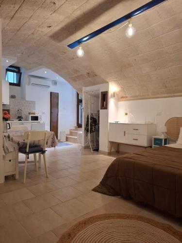 un ampio soggiorno con letto e cucina di H2o Monopoli a Monopoli