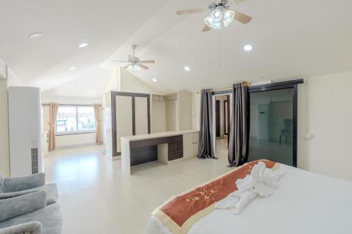 a white bedroom with a bed and a couch at Dao Residence Boutique in Ban Phôn Khéng
