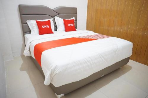Кровать или кровати в номере OYO 93205 Kusuma Hotel And Convention Hall