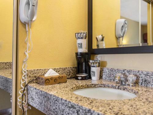 un baño con encimera con lavabo y teléfono en Quality Inn Calera I-65 exit 231, en Calera