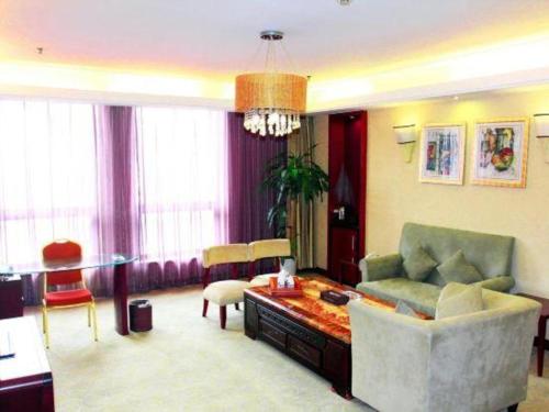 a living room with a couch and a table at Xian Union Alliance Atravis Executive Hotel in Xi'an