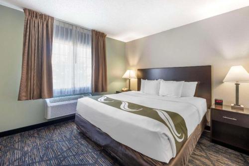 Ένα ή περισσότερα κρεβάτια σε δωμάτιο στο Quality Inn & Suites Lincoln North