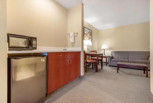 Η κουζίνα ή μικρή κουζίνα στο Quality Inn & Suites Lincoln North