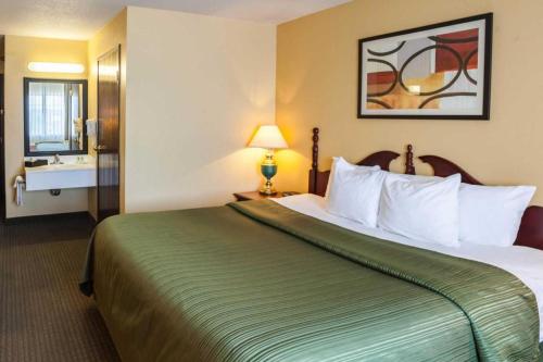 Ένα ή περισσότερα κρεβάτια σε δωμάτιο στο Quality Inn & Suites Lincoln North