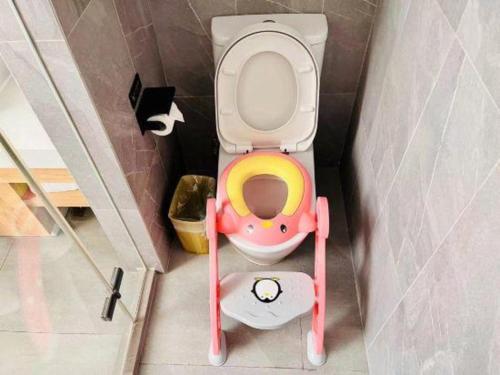 a small bathroom with a toy toilet in a corner at New Beacon Sunyee SPA Hotel in Wuhan