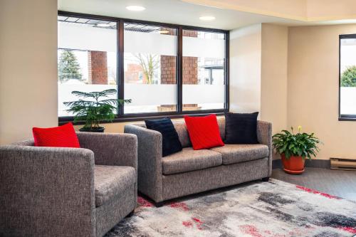 a living room with two chairs and a couch at Comfort Inn Gatineau in Gatineau