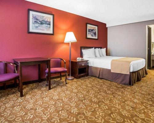 Katil atau katil-katil dalam bilik di Quality Inn & Suites Minden