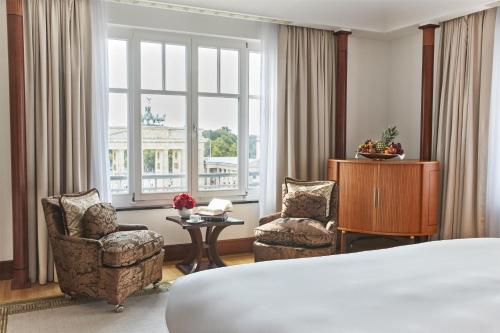 Postel nebo postele na pokoji v ubytování Hotel Adlon Kempinski Berlin