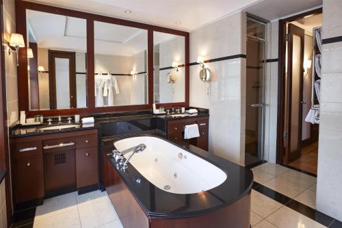 Uma casa de banho em Hotel Adlon Kempinski Berlin