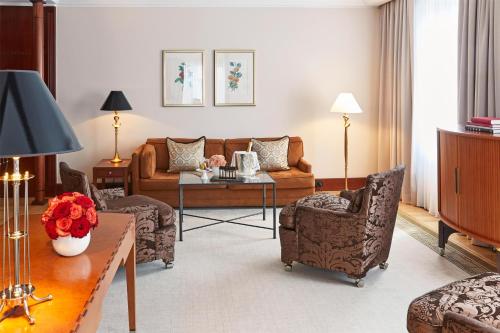 Uma área de estar em Hotel Adlon Kempinski Berlin