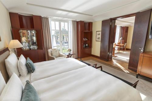 Uma cama ou camas num quarto em Hotel Adlon Kempinski Berlin