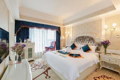成都市にあるChengdu French Theme Gold Palaceのベッドルーム(白い大型ベッド1台、デスク付)