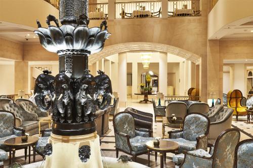 Uma área de estar em Hotel Adlon Kempinski Berlin