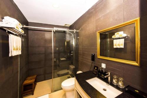 Ένα μπάνιο στο Golden Crown Hotel Saigon