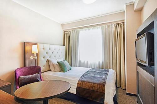 a hotel room with a bed and a table at Akasaka Excel Hotel Tokyu in Tokyo