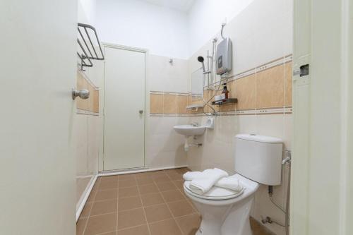 ein Badezimmer mit Toilette und Waschbecken in der Unterkunft 7 号 Kota Cozy Homestay 3 storey 22pax-7 Room-SingK in Gua Sai