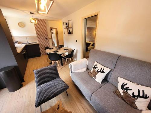 un salon avec un canapé et une table dans l'établissement Résidence Le Nabor - Appartement 4 personnes plein centre MAE-2641, aux Gets