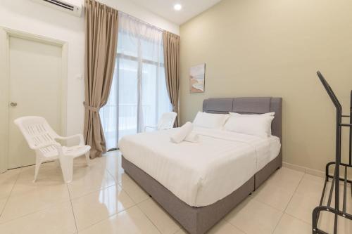 ein Schlafzimmer mit einem Bett und einem Stuhl und einem Fenster in der Unterkunft 7 号 Kota Cozy Homestay 3 storey 22pax-7 Room-SingK in Gua Sai