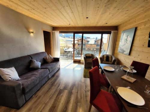 un salon avec un canapé et une table dans l'établissement Résidence Cry De Lys - Appartement entièrement rénové, au pied des pistes MAE-8481, aux Gets