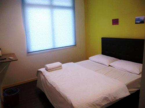 Postel nebo postele na pokoji v ubytování 1st Inn Hotel Shah Alam (SA13)