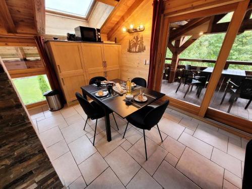 une salle à manger avec une table et des chaises dans l'établissement Résidence Le ChampÉ - Appartement paisible à deux pas du centre MAE-3701, aux Gets