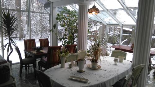 En restaurant eller et andet spisested på Villa Podkowa