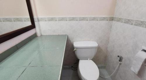 Ванная комната в OYO 89972 Borneo Paradise Beach Hotel