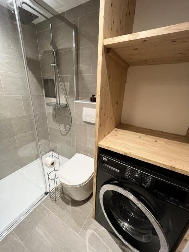 La salle de bains est pourvue d'un lave-linge et d'une douche. dans l'établissement Résidence PamÉo I - Rénovation très réussie, très confortable, parfait pour famille MAE-7601, aux Gets