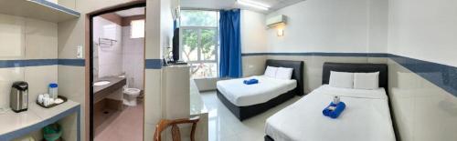 Letto o letti in una camera di Burmahtel Hotel