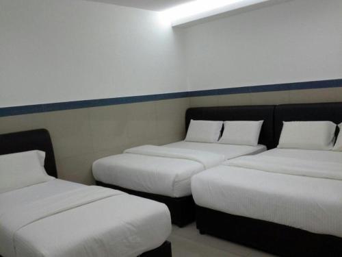 Letto o letti in una camera di Burmahtel Hotel