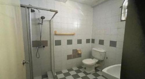 une salle de bain avec une douche, des toilettes et un lavabo dans l'établissement OYO 90514 Habeeb Lodge Sandakan, à Sandakan