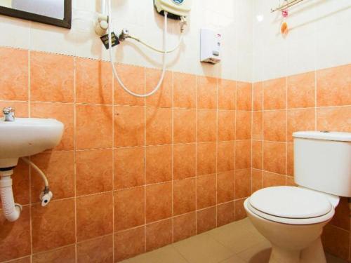Bilik mandi di OYO 11343 Hotel Putra Iskandar
