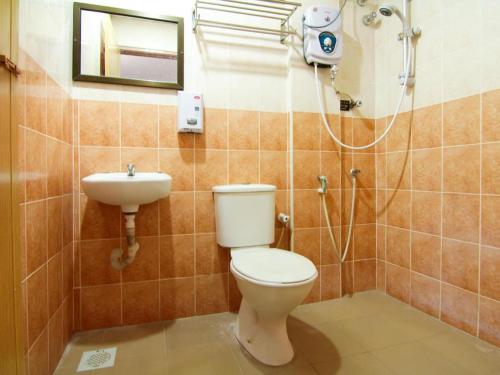 Bilik mandi di OYO 11343 Hotel Putra Iskandar