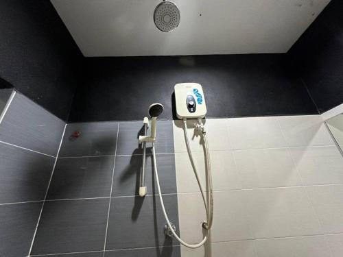 La salle de bains est pourvue d'une douche et d'un sèche-cheveux. dans l'établissement OYO 90938 The NK Langkawi, à Kampung Padang Masirat