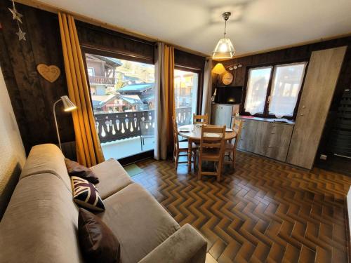 un salon avec un canapé et une table dans l'établissement Résidence Eden Roc I - Appartement lumineux et bien agencé, plein centre MAE-1291, aux Gets