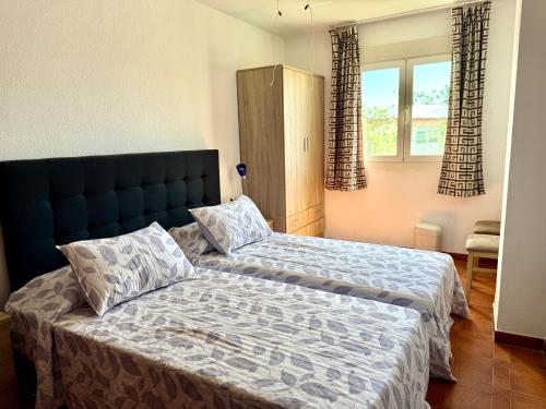 un dormitorio con una cama con cabecero azul en Palmeras 15, en Nerja