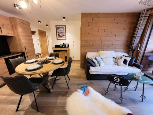 un salon avec une table et un lit dans l'établissement Résidence Le Genepi - APPARTEMENT NEUF - 2 CHAMBRES EN SUITE AVEC VUE MAE-3501, aux Gets