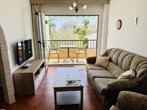 Las Palmeras 15 - 2 Bedroom Apartment with Pool - LUAL